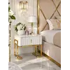 Szafka nocna glamour nowoczesna, beżowa, złota, stolik boczny z szufladą AMORE widoczna z boku, idealnie komponująca się w aranżacji nowoczesnego wnętrza od Primavera Home.