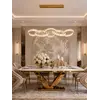 Ujęcie ukosne żyrandola CRYSTAL 5 Złoty. Ekspozycja w salonie od Primavera Home.