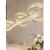 Nowoczesny design żyrandola CRYSTAL 5 Złoty w minimalistycznej przestrzeni. Aranżacja nowoczesnego wnętrza od Primavera Home.