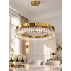Stylizacja Żyrandola Kryształowego Ring Złoty 80 cm Diamond z eleganckimi meblami, ekspozycja w salonie od Primavera Home.