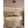Żyrandol Kryształowy Ring Złoty 80 cm Diamond w aranżacji nowoczesnego salonu od Primavera Home.