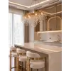 Ekspozycja Żyrandola kryształowego złotego QUEEN w showroomie, idealne rozwiązanie od Primavera Home.