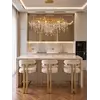 Żyrandol kryształowy złoty QUEEN w jasnym wnętrzu, perfekcyjny element dekoracyjny od Primavera Home.
