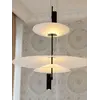 Designerska Lampa Wisząca Plater Czarna Nowoczesna Premium w jasnym wnętrzu. Aranżacja nowoczesnego wnętrza od Primavera Home.