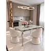 Cały zestaw mebli w aranżacji z designerskim stołem glamour ze szklanym blatem, stalowym, nowoczesnym, srebrnym ELITE, stworzony przez Primavera Home.