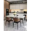 Zbliżenie na detal wykończenia designerskiego stołu glamour ze szklanym blatem, stalowy, nowoczesny, srebrny ELITE, prezentujący wysoką jakość materiałów od Primavera Home.