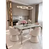 Ekspozycja designerskiego stołu glamour ze szklanym blatem, stalowego, nowoczesnego, srebrnego ELITE w showroomie, pokazująca jego wyjątkowy design od Primavera Home.