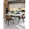 Perspektywiczne ujęcie designerskiego stołu glamour ze szklanym blatem, stalowego, nowoczesnego, srebrnego ELITE, który przyciąga wzrok w każdej przestrzeni, dzięki Primavera Home.