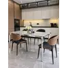 Zbliżenie na hartowany blat designerskiego stołu glamour, stalowy, nowoczesny, srebrny ELITE, który wyróżnia się unikalnym stylem, wykonany dla Primavera Home.