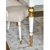 Ekskluzywne krzesło do jadalni, pikowane, z kołatką, glamour, nowojorskie, drewniany stelaż, nowoczesne, złote PRINCE w ciemnym wnętrzu. Wyjątkowy styl od Primavera Home.