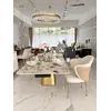 Krzesło z boku, prezentujące eleganckie wykończenie. Ekspozycja w salonie od Primavera Home.