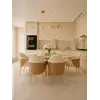 Widok z boku w jasnym wnętrzu, uwydatniający elegancję krzesła. Aranżacja nowoczesnego wnętrza od Primavera Home.