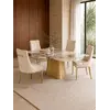 Krzesło beżowe złote nowoczesne designerskie z uchwytem do jadalni NAOMI ustawione w doskonałej równowadze w przestrzeni mieszkalnej od Primavera Home.