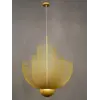 Lampa wisząca złota Florencja w białym wnętrzu, podkreślająca nowoczesny charakter przestrzeni. Oświetlenie na zamówienie od Primavera Home.