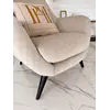 Fotel Bentley w jasnym wnętrzu, harmonizujący z otoczeniem od Primavera Home.