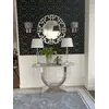 Konsola w stylu nowoczesnym glamour z białym marmurowym blatem srebrna ART DECO zaaranżowana w nowoczesnym salonie, podkreślając wysoki standard wykończenia. Oświetlenie od Primavera Home.
