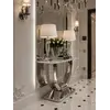 Konsola w stylu nowoczesnym glamour z białym marmurowym blatem srebrna ART DECO w perspektywie, ukazująca pełnię stylu Art Deco. Meble na zamówienie od Primavera Home.