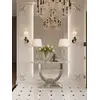 Konsola w stylu nowoczesnym glamour z białym marmurowym blatem srebrna ART DECO w zbliżeniu na nogi, pokazując kunszt i materiał użyty do produkcji. Meble na zamówienie od Primavera Home.