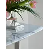Konsola w stylu nowoczesnym glamour z białym marmurowym blatem srebrna ART DECO w ciemnym wnętrzu, tworząc elegancki kontrast. Ekspozycja w salonie od Primavera Home.