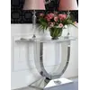 Konsola w stylu nowoczesnym glamour z białym marmurowym blatem srebrna ART DECO w widoku 3D, ukazująca jej unikalny design i formę. Oświetlenie od Primavera Home.