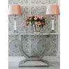 Konsola w stylu nowoczesnym glamour z białym marmurowym blatem srebrna ART DECO ukazująca detal krawędzi blatu, podkreślająca wysoką jakość wykonania. Meble na zamówienie od Primavera Home.