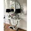 Konsola w stylu nowoczesnym glamour z białym marmurowym blatem srebrna ART DECO w ujęciu z przodu, ukazująca swoje eleganckie proporcje. Ekspozycja w salonie od Primavera Home.