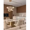 Zbliżenie na tkaninę z plamoodpornym wykończeniem krzesła beżowego złotego nowoczesnego designerskiego z uchwytem do jadalni NAOMI od Primavera Home.