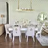 Ekskluzywne krzesło do jadalni, pikowane, z kołatką, glamour, nowojorskie, drewniany stelaż, nowoczesne, złote PRINCE w całej perspektywie. Estetyka mebli od Primavera Home.