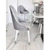 Zbliżenie na detal wykończenia krzesła srebrnego szarego tapicerowanego glamour od Primavera Home.