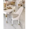 Krzesło złote tapicerowane glamour z boku, ukazujące detal wykończenia, dostępne na zamówienie od Primavera Home.