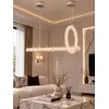 Zbliżenie na kryształowe detale lampy. Aranżacja nowoczesnego wnętrza od Primavera Home.