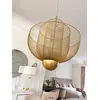 Lampa wisząca złota Florencja w stylizacji wnętrza, tworząc wyjątkowy klimat. Oświetlenie na zamówienie od Primavera Home.