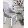 Cały zestaw z krzesłem srebrnym szarym tapicerowanym glamour w aranżacji jadalni od Primavera Home.