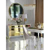 Cztery krzesła złote tapicerowane glamour ustawione razem w eleganckim otoczeniu, dostępne na zamówienie od Primavera Home.
