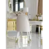 Perspektywa na krzesło złote tapicerowane glamour, ukazująca jego nowoczesny design w aranżacji od Primavera Home.
