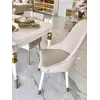 Krzesło złote tapicerowane glamour w jasnym wnętrzu, prezentujące elegancję i styl od Primavera Home.