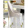 Widok od tyłu na krzesło złote tapicerowane glamour, podkreślający jego elegancję, dostępne od Primavera Home.