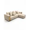 Nowoczesna sofa beżowa w aranżacji nowoczesnego salonu. Ekspozycja od Primavera Home.