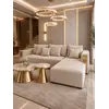 Sofa na tle świetlistego okna, tworząca przyjemną atmosferę. Ekspozycja w salonie od Primavera Home.