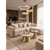 Sofa w stylowym wnętrzu z dodatkami dekoracyjnymi. Detal wykończenia od Primavera Home.