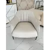Cały zestaw z Nowoczesnym wygodnym fotelem luksusowym do salonu z podnóżkiem MODERN w stylowej aranżacji. Meble na zamówienie od Primavera Home.