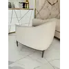 Detal wykończenia Nowoczesnego wygodnego fotela luksusowego do salonu z podnóżkiem MODERN, podkreślający jego elegancję. Oświetlenie od Primavera Home.
