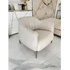 Nowoczesny wygodny fotel luksusowy do salonu z podnóżkiem MODERN w ekspozycji w showroomie. Aranżacja nowoczesnego wnętrza z Primavera Home.