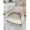 Nowoczesny wygodny fotel luksusowy do salonu z podnóżkiem MODERN w pełnej aranżacji w stylowym salonie. Meble na zamówienie od Primavera Home.