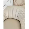 Zbliżenie na Nowoczesny wygodny fotel luksusowy do salonu z podnóżkiem MODERN, ukazujące teksturę materiału. Meble na zamówienie od Primavera Home.