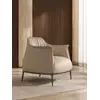 Nowoczesny wygodny fotel luksusowy do salonu z podnóżkiem MODERN w jasnym wnętrzu, stworzonej przez Primavera Home.
