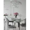 Stylizacja wnętrza z designerskim stołem glamour ze szklanym blatem, stalowym, nowoczesnym, srebrnym ELITE, który wprowadza elegancję dzięki Primavera Home.