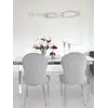Bliskie ujęcie designerskiego stołu glamour ze szklanym blatem, stalowego, nowoczesnego, srebrnego ELITE, ukazujące jego wyjątkowe detale, dostępnego w Primavera Home.