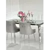 Aranżacja jadalni z designerskim stołem glamour ze szklanym blatem, stalowym, nowoczesnym, srebrnym ELITE, idealnym do spotkań rodzinnych od Primavera Home.