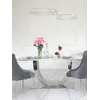 Widok Stolu Nowoczesnego Glamour z marmurowym blatem z rogu pomieszczenia. Ekspozycja w salonie od Primavera Home.
